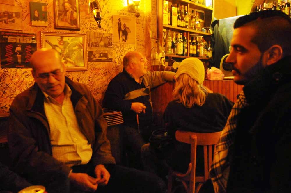alsof er in cairo of damascus geen cafes zijn