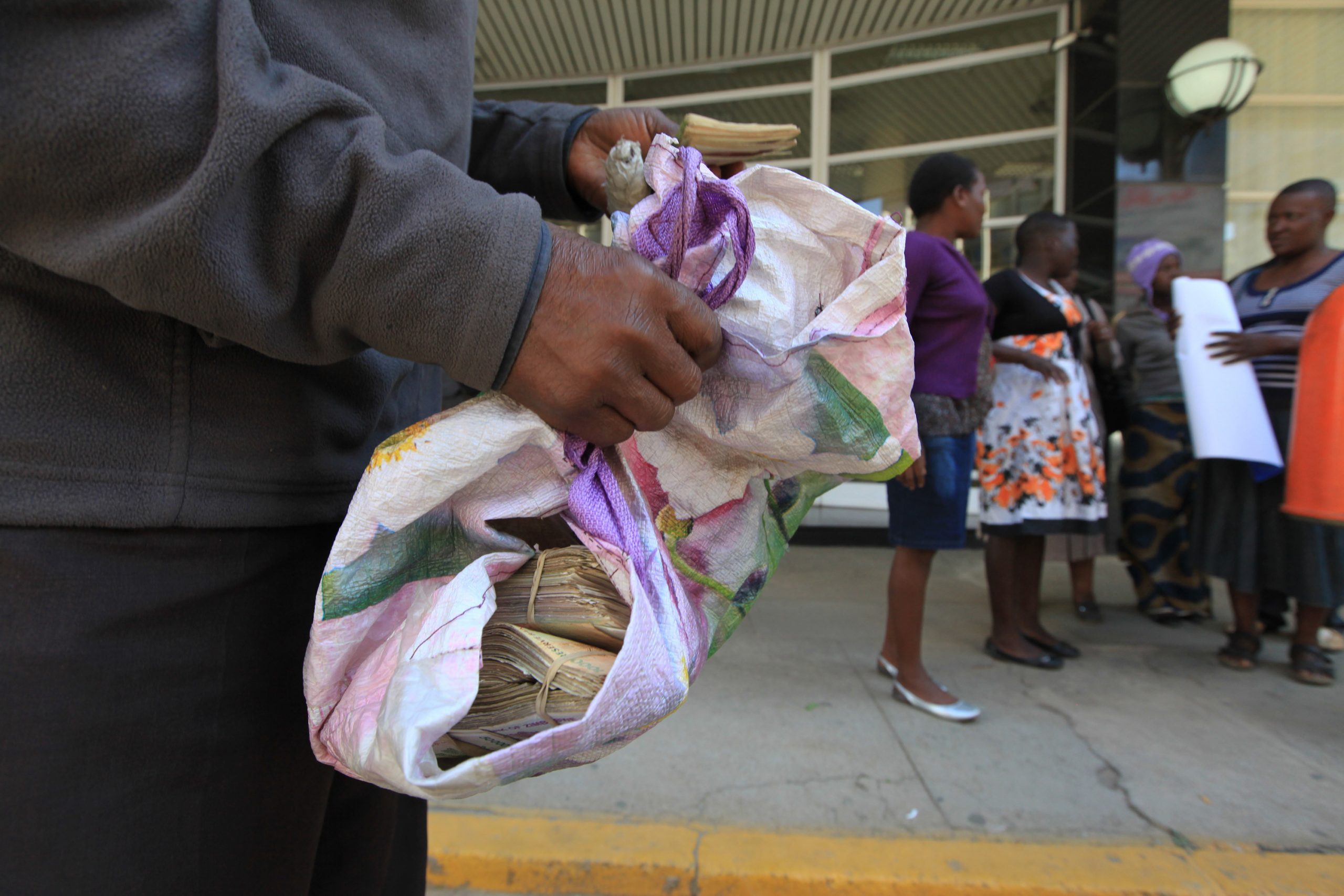 De verkapte terugkeer  van de Zimbabwaanse dollar