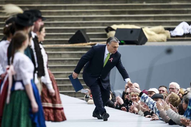 Hoe Orbáns Hongarije van twee walletjes eet