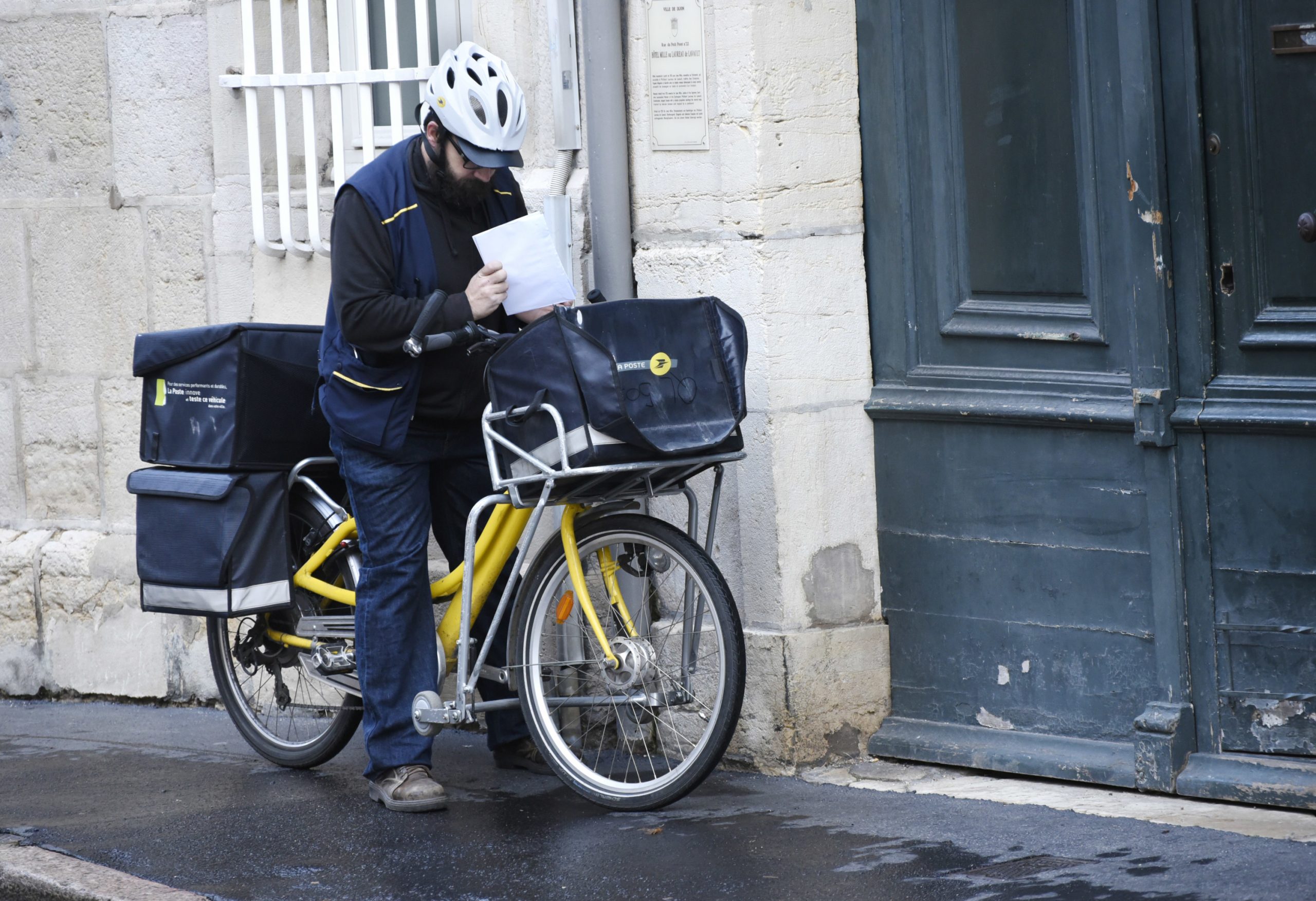 franse postbode bezoekt nu ook bejaarden scaled