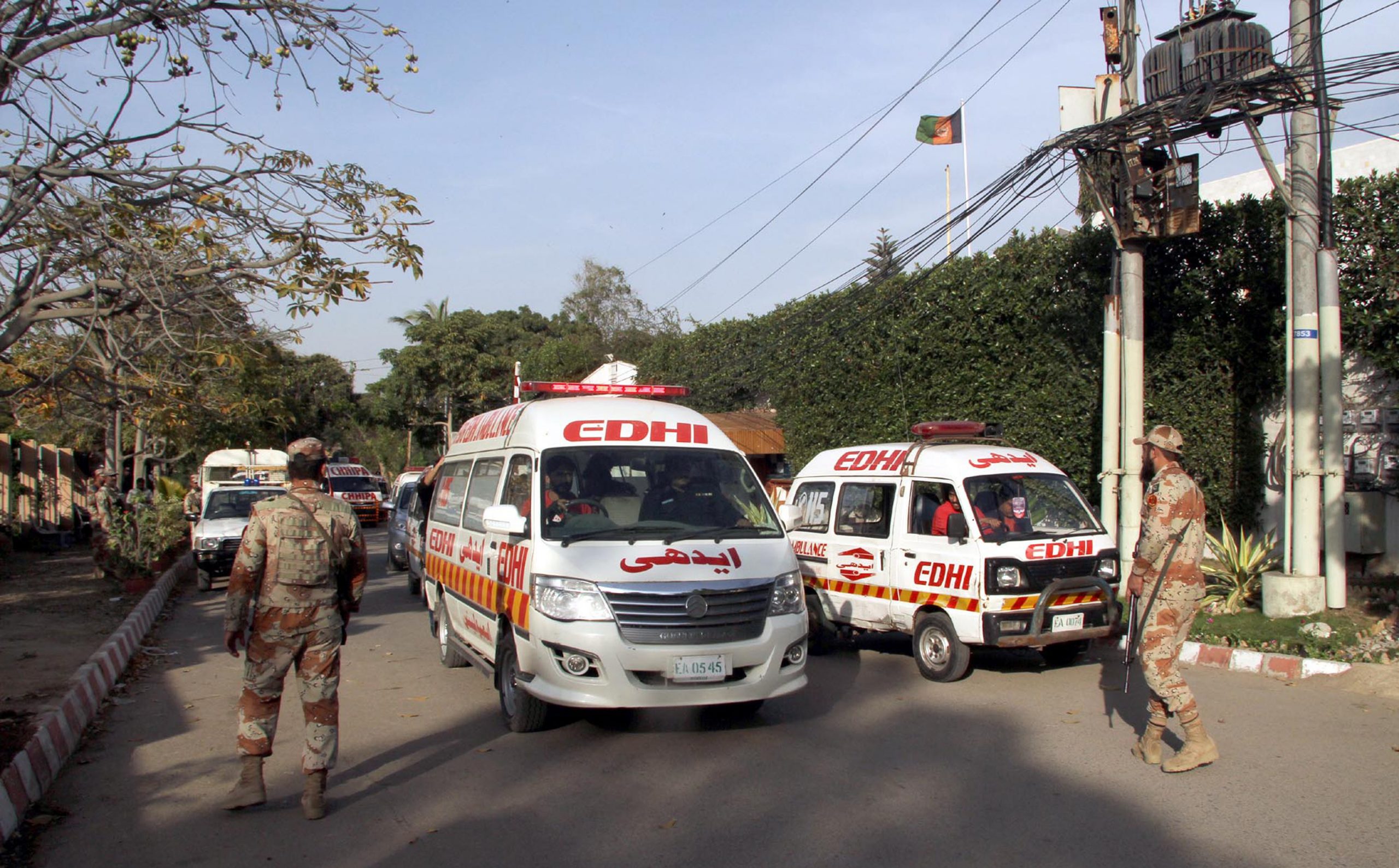 werken in de vuurlinie de ambulancechauffeurs van karachi scaled