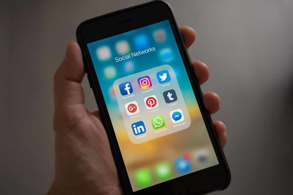 Moederbedrijf Facebook kampt met winstdaling en minder gebruikers