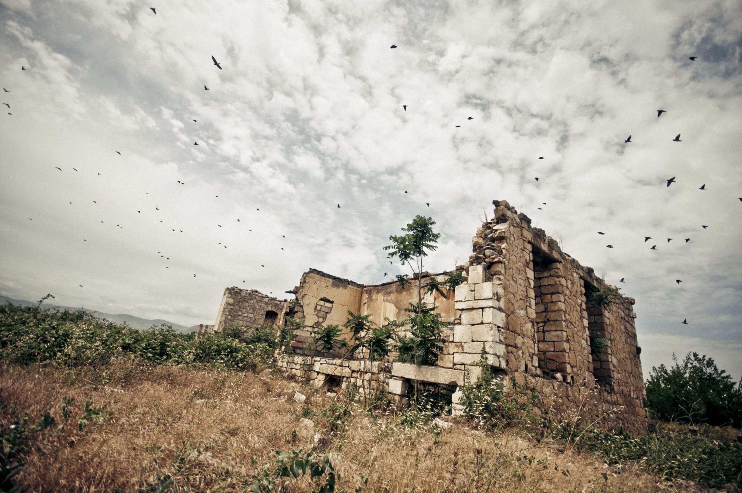 In Nagorno-Karabach delen vrouwen de lakens uit