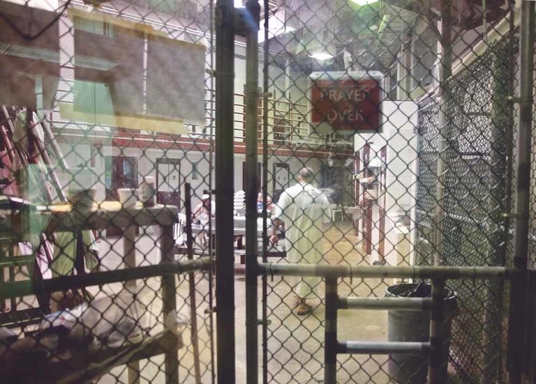VS: eerste vlucht illegale migranten op weg naar Guantánamo Bay
