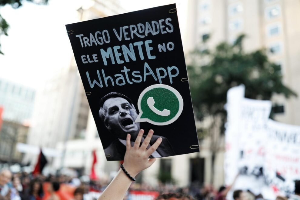 Hoe WhatsApp samenzweringstheorieën in de hand werkt