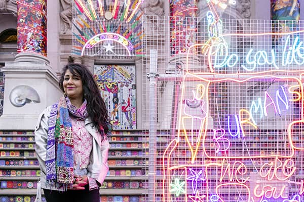 Kunstenaar Chila Kumari Singh Burman brengt Bollywood-bling naar Tate Britain