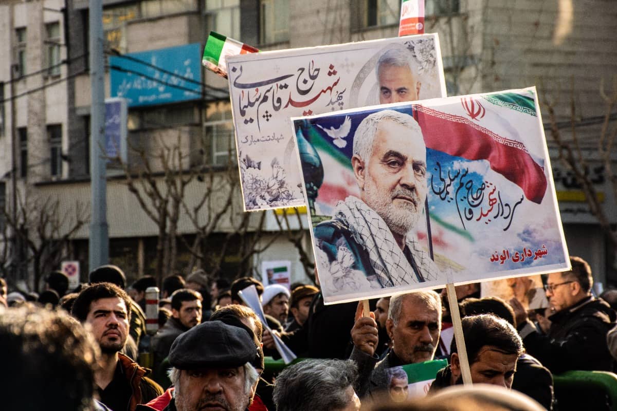 Wet voor vrouwen in Iran | Buste Soleimani omstreden | Amazon bouwt woningen