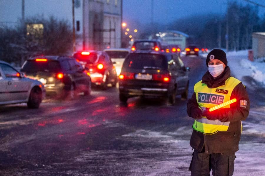 Duitsland sluit grenzen voor mutaties | BBC van de buis in China