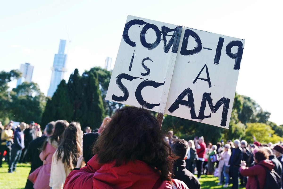 Waarom conservatieven gevoeliger zijn voor complottheorieën dan liberalen