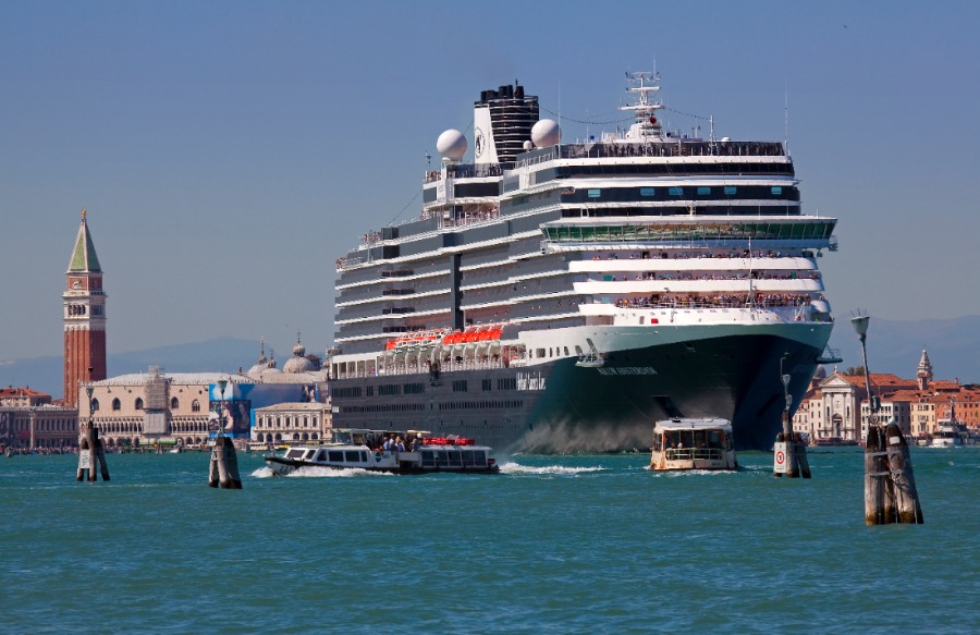 Biljoenen voor fossiele industrie | Geen cruiseschepen aan het San Marcoplein