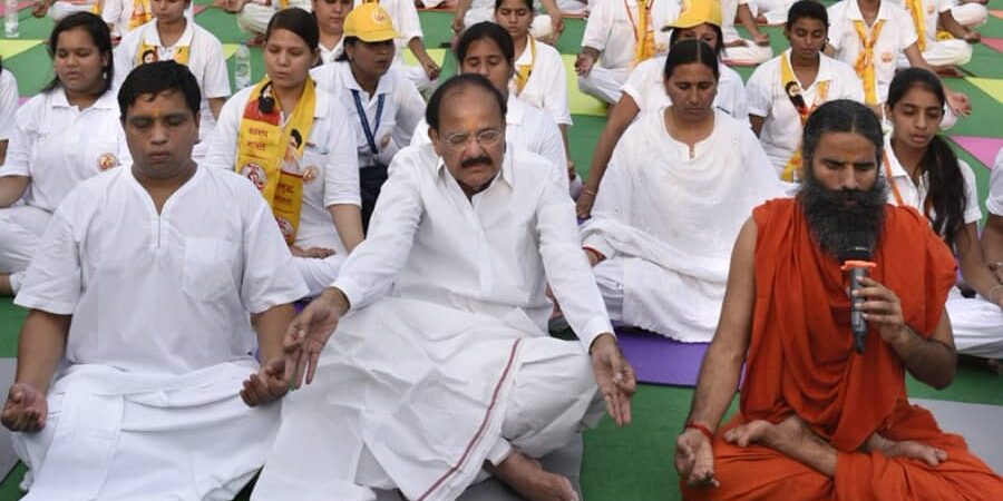 Deze heilige man verdient miljoenen. De CEO van Patanjali Ayurved Ltd.