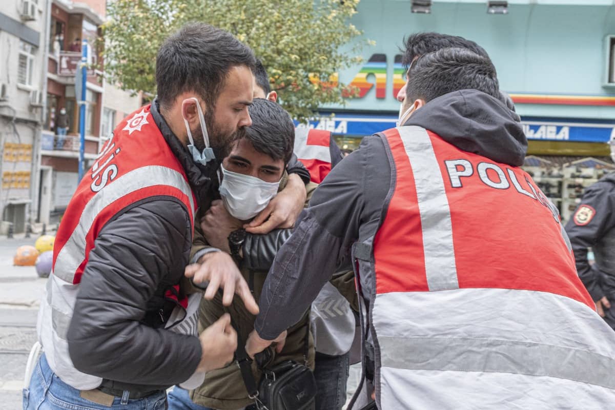 De Turkse variant op ‘I can’t breath’ | Aan eindexamen in Kenia doen veel zwangere meisjes mee