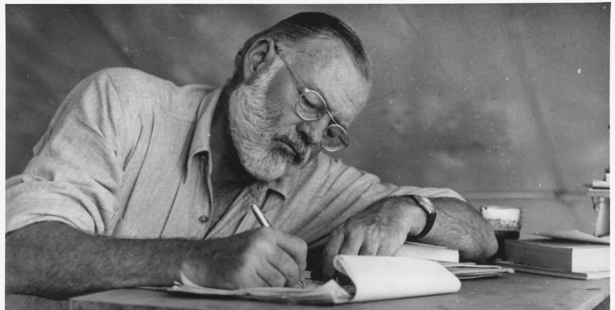 Alles over Hemingway en Roth & Meer Ernest Hemingway Writing at Campsite in Kenya NARA 192655 1 1 e1618580472615