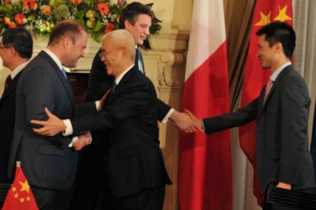 De dubieuze connecties tussen Malta en China Mizzi Chen Handshake