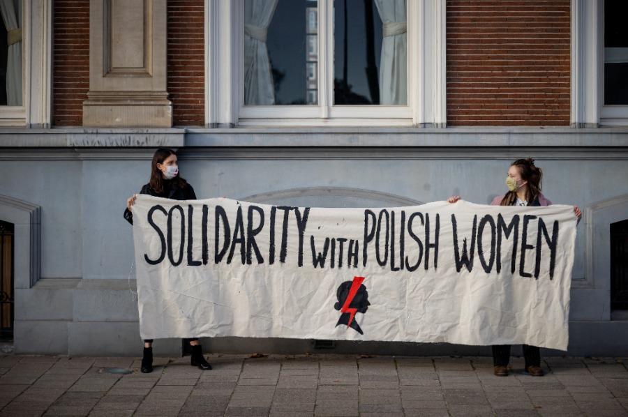 Polen treedt op tegen ‘abortustoerisme’ | Griekse horeca voorzichtig open