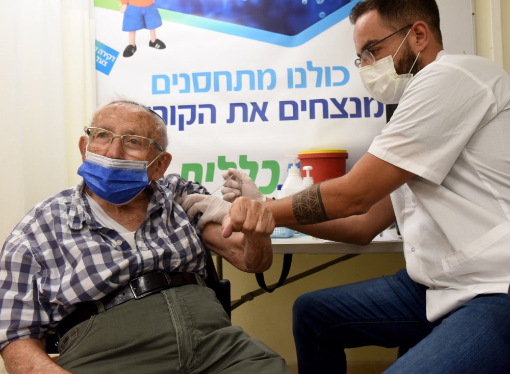 Israël begint met vierde prik om omikron te stoppen