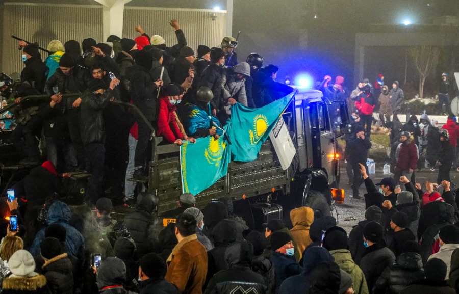 Kazachstan: tientallen demonstranten gedood, Rusland stuurt troepen
