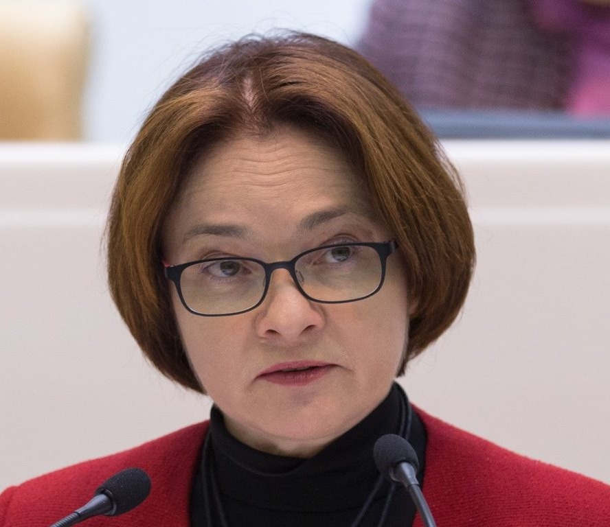 Sancties of niet, deze vrouw loodst Ruslands economie de oorlog door