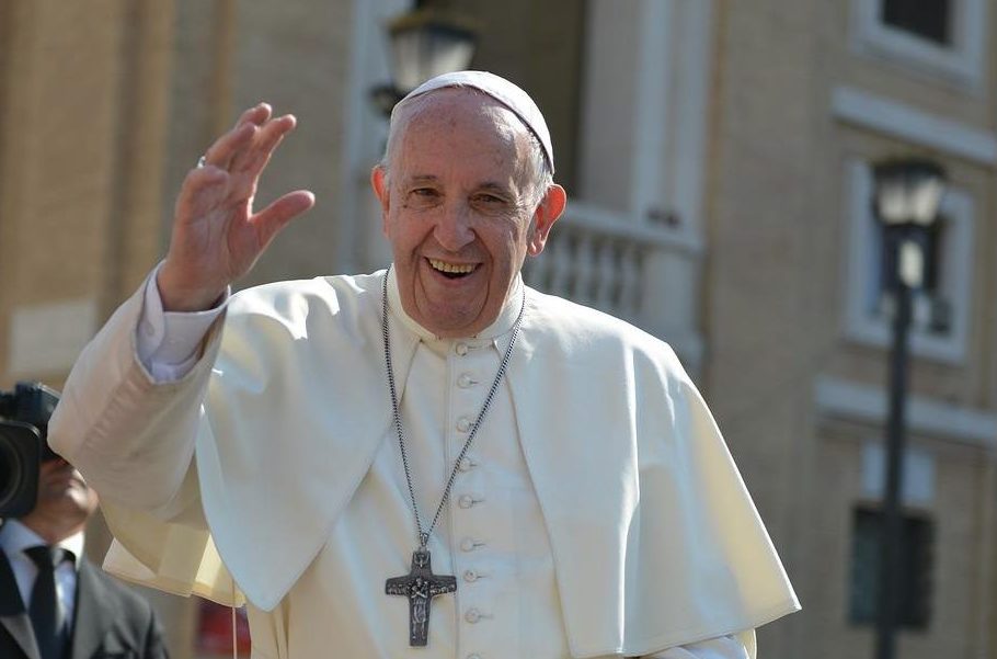 Vaticaan: paus Franciscus voor het eerst in lange tijd weer in het openbaar verschenen