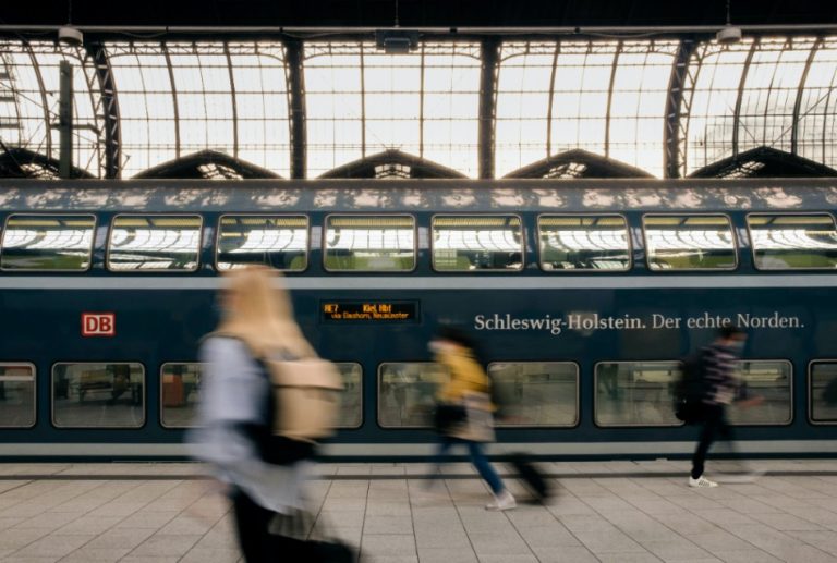 Voor 9 euro heel Duitsland door per trein: deze journalist onderzoekt of dat leuk is