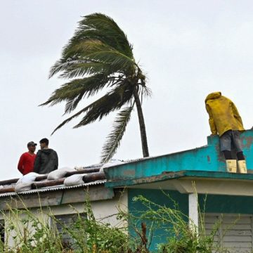 Orkaan Beryl treft Jamaica en stevent af op Mexico