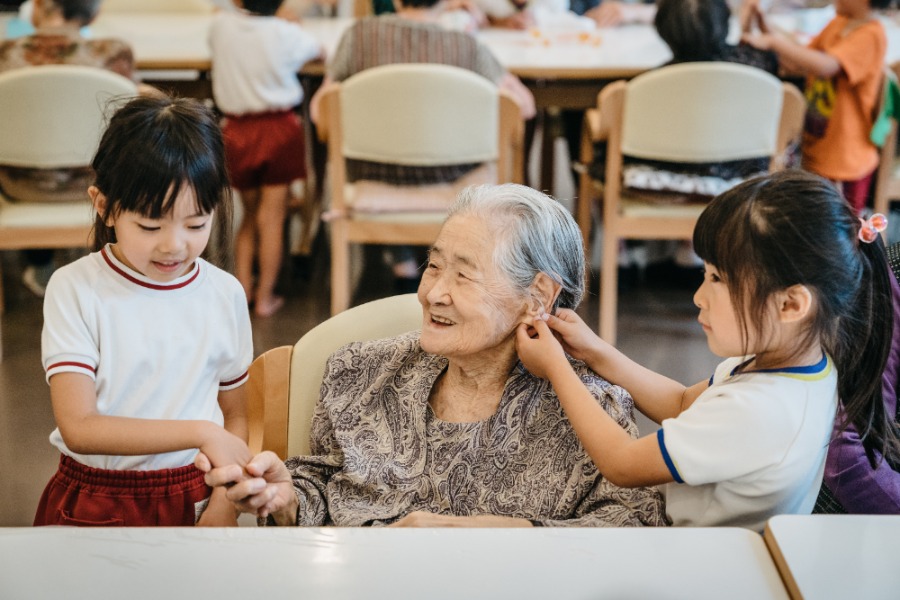 Japans verzorgingstehuis zet baby’s in tegen eenzaamheid
