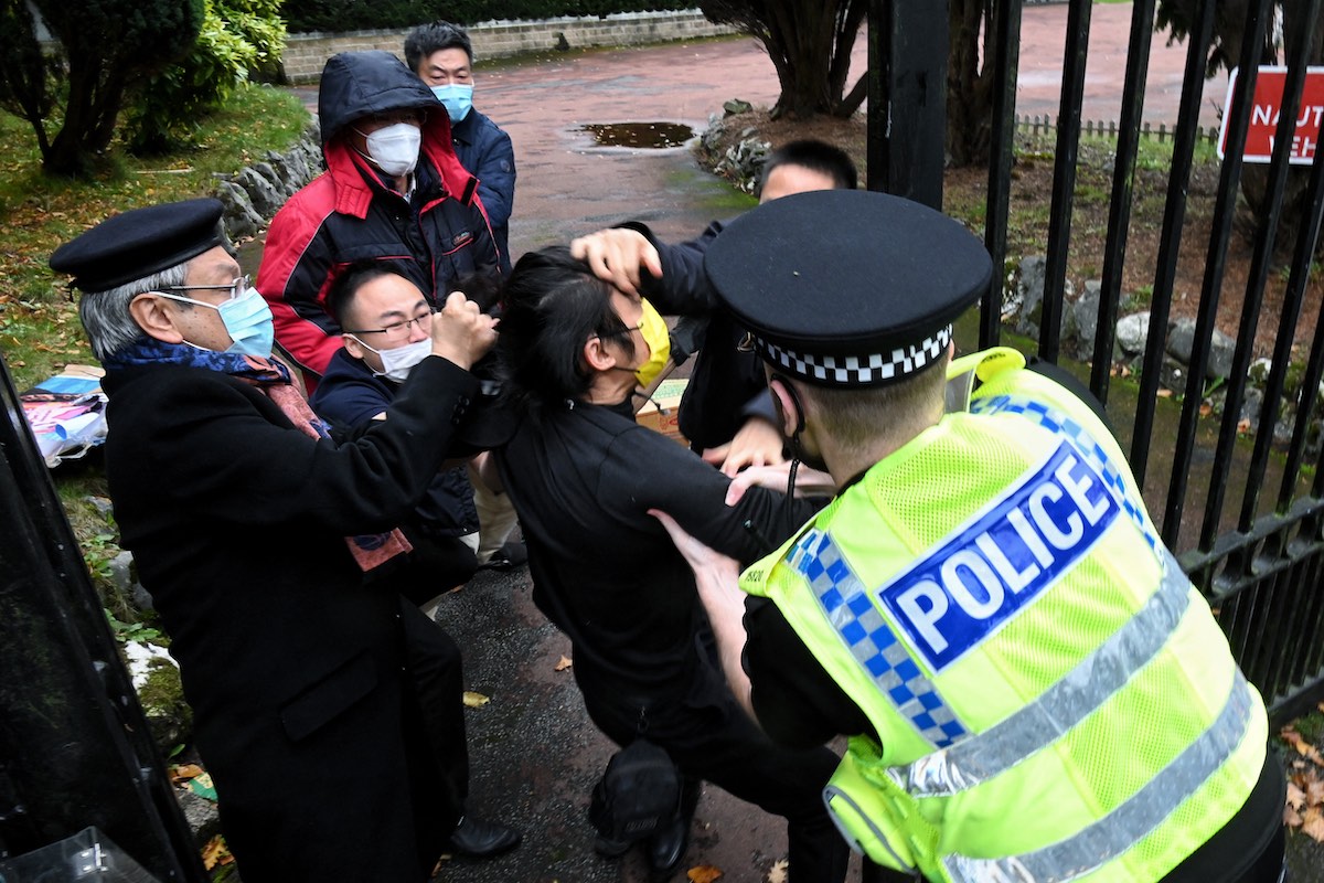 VK: Chinese diplomaat betrokken bij mishandeling demonstrant in Manchester
