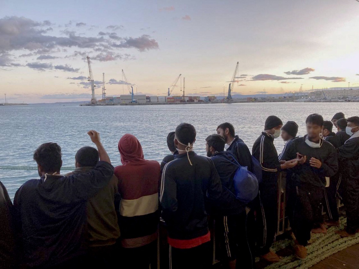 Italië weigert alle migranten van schip te halen