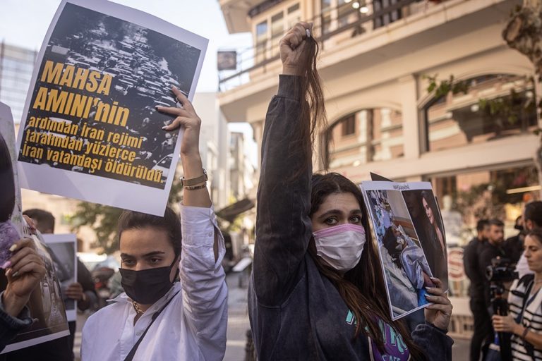 In Iran slaan verschillende sociale klassen hun handen ineen