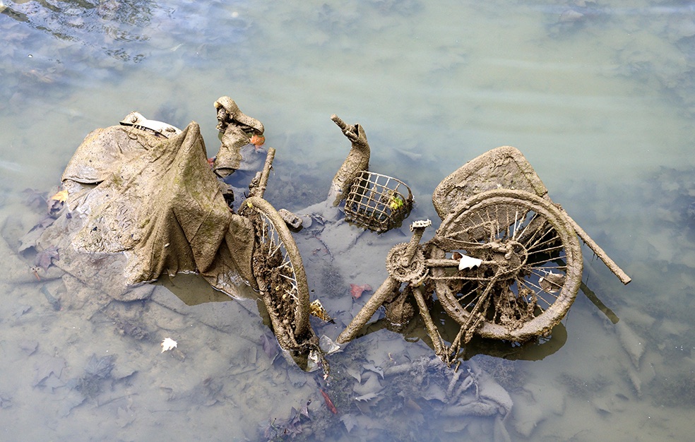 Waarom eindigen zoveel fietsen in het water?