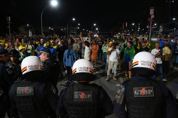 Aanhangers van Bolsonaro bestormen hoofdkantoor federale politie Aanhangers van Bolsonaro bestormen hoofdkantoor federale politie