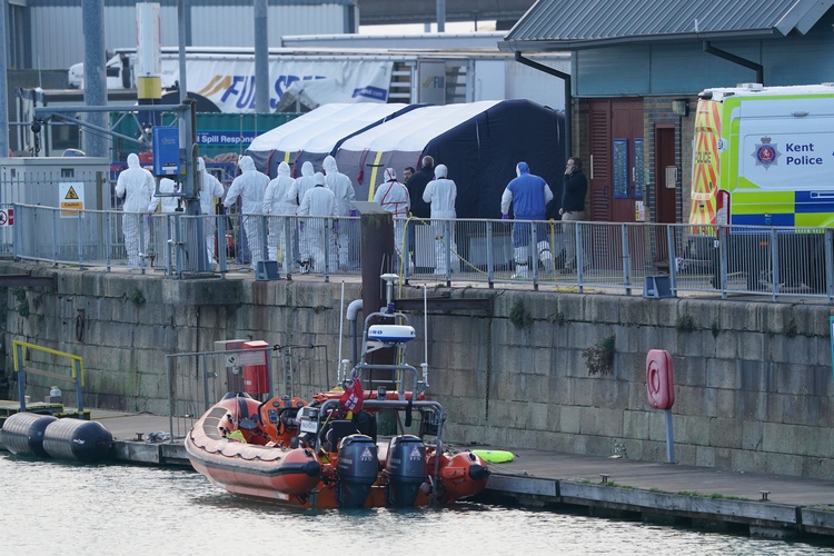 Zeker vier doden na zinken migrantenboot tussen Frankrijk en Engeland