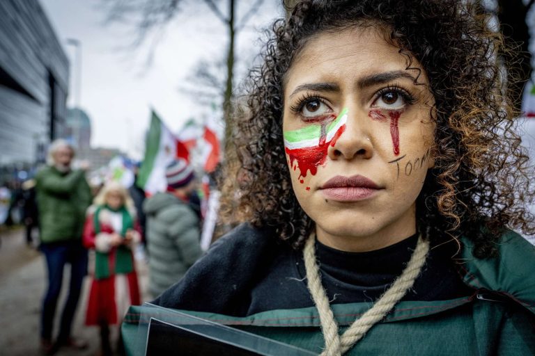 Het leed van de Arabische vrouw. ‘Meisjes worden van jongs af aan gekortwiekt’