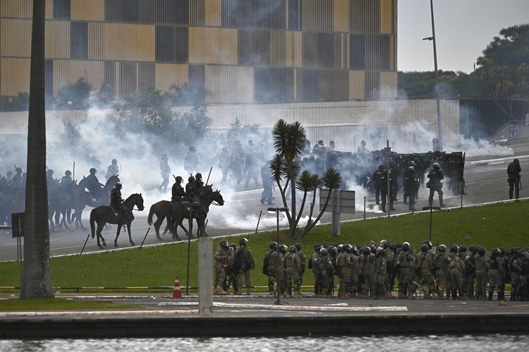 Bolsonaro-aanhangers bestormen parlement in Brasilia