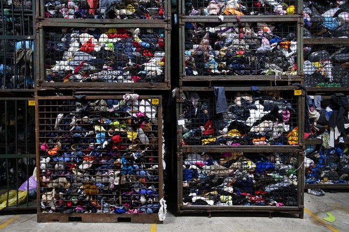 Wordt het recyclen van kleding ooit net zo makkelijk als van een aluminium blikje?