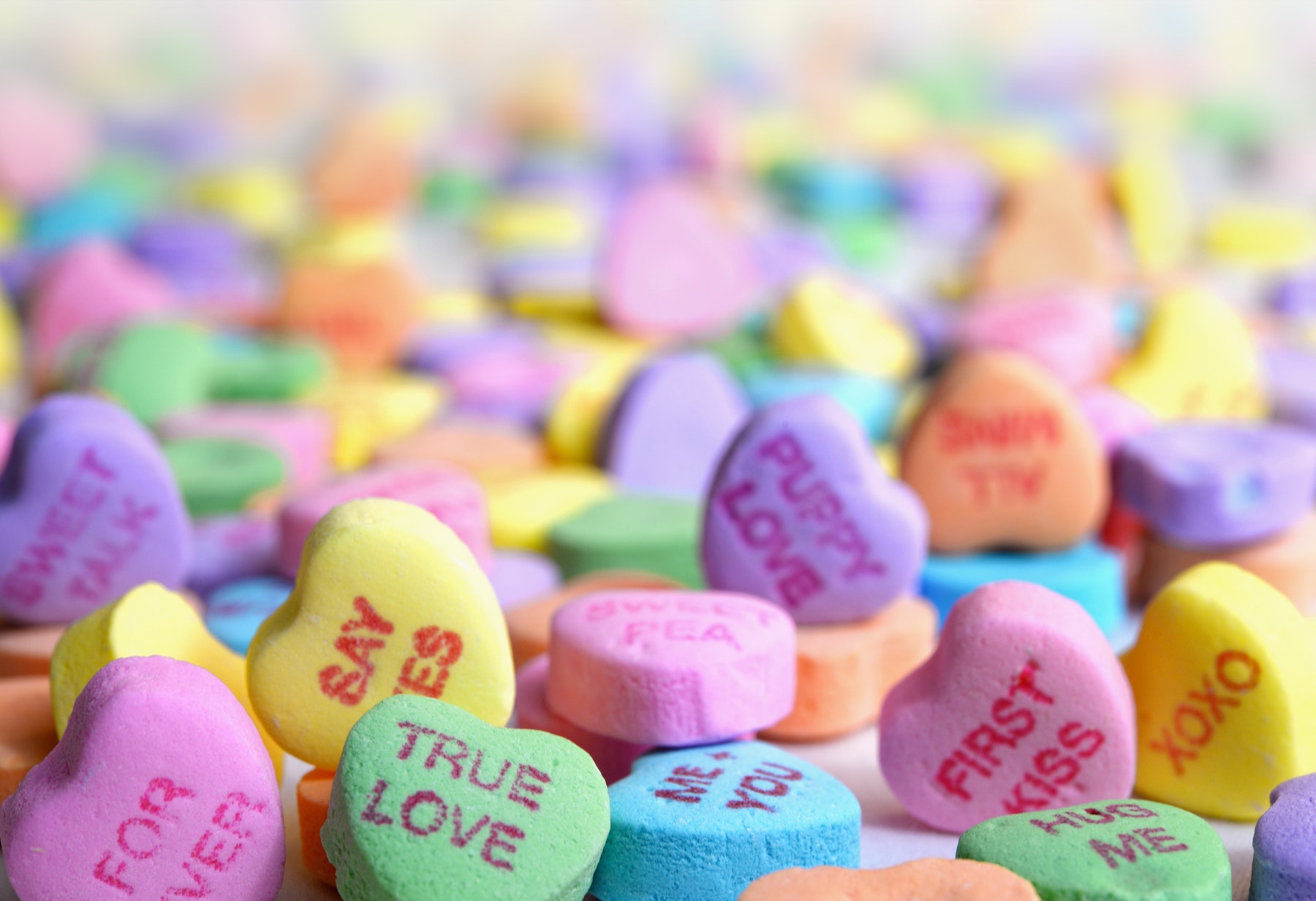 Van ‘Kiss me’ tot ‘Crazy 4 U’: wat snoephartjes ons vertellen over de liefde