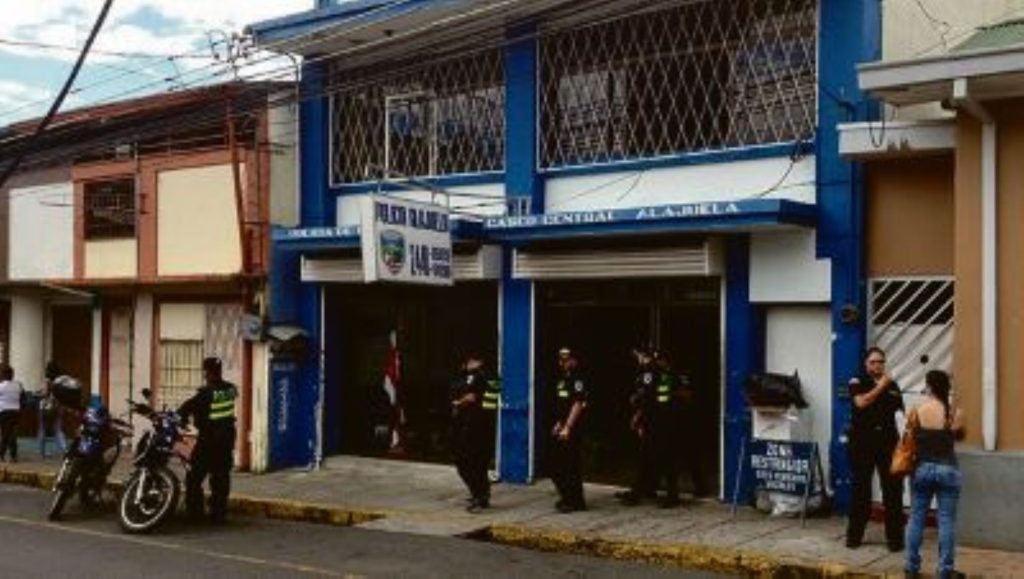 640px Policia Alajuela Costa Rica 2013 2