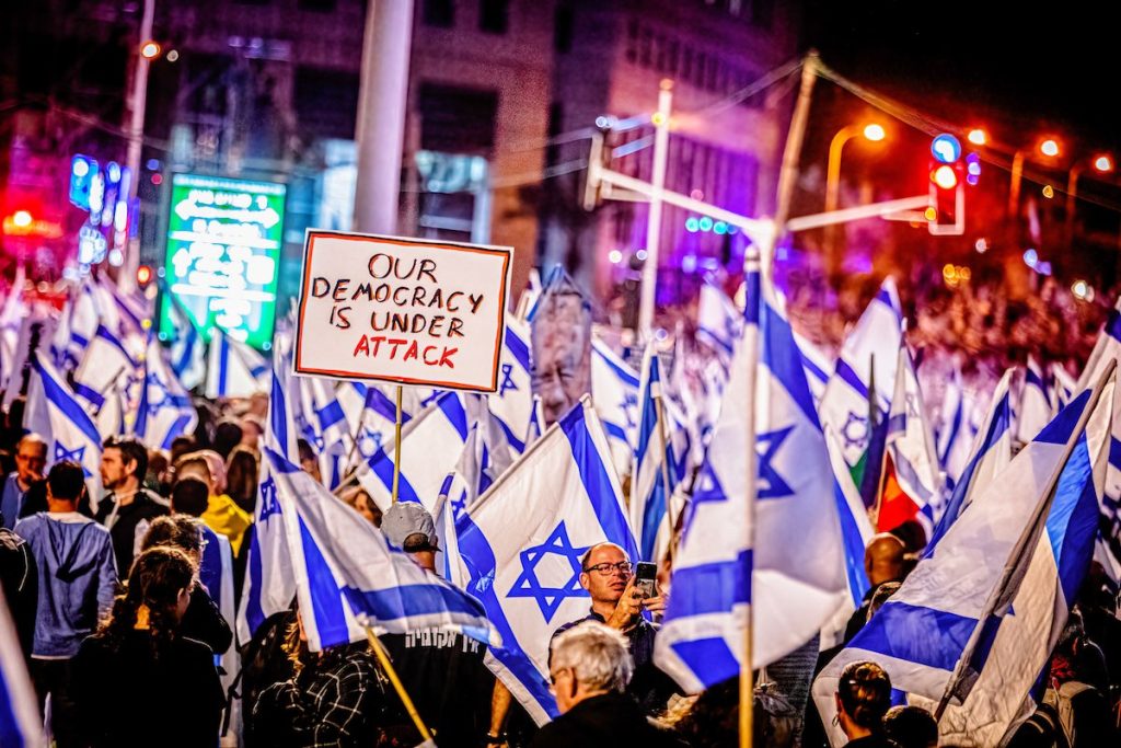 Israël: Netanyahu draait ontslag minister van Defensie terug