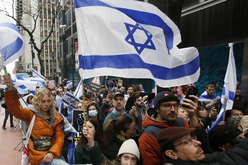 Netanyahu zwicht en stelt hervormingen uit