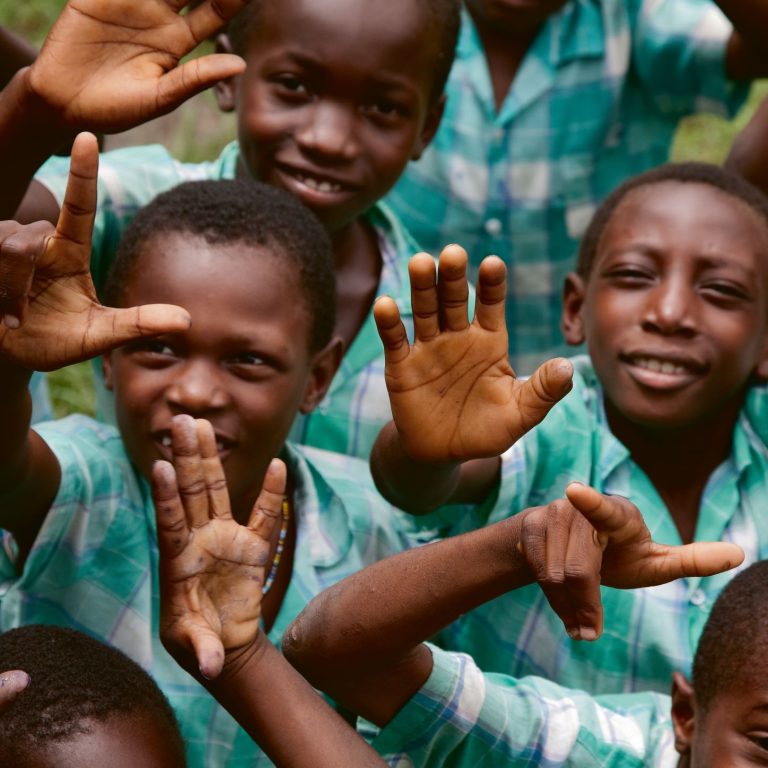 Overvolle scholen en hoge babysterfte: kinderen in Suriname hebben het moeilijk Overvolle scholen en hoge babysterfte: kinderen in Suriname hebben het moeilijk