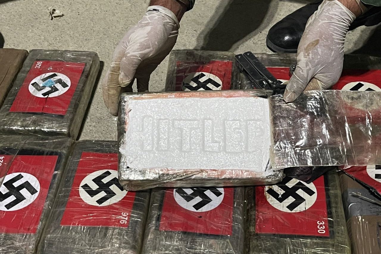 Peruaanse politie neemt 58 kilo cocaïne in beslag met afbeeldingen van nazivlaggen