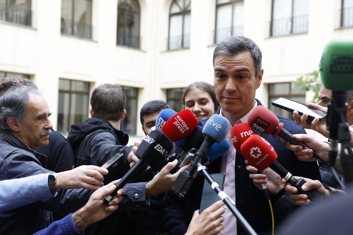 Spaanse lokalen verkiezingen lopen uit op ‘debacle’ voor links en premier Sánchez