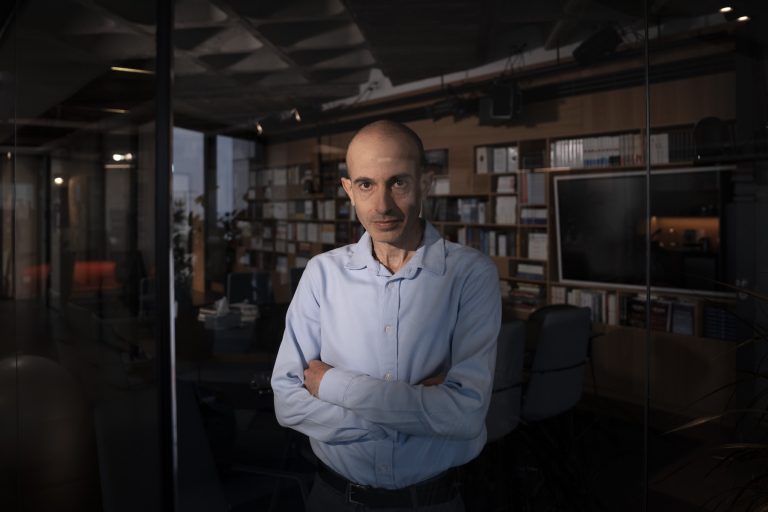 Yuval Noah Harari: ‘Ik had veel ideeën, maar niemand wilde luisteren. Nu is het andersom’ Yuval Noah Harari: ‘Ik had veel ideeën, maar niemand wilde luisteren. Nu is het andersom’