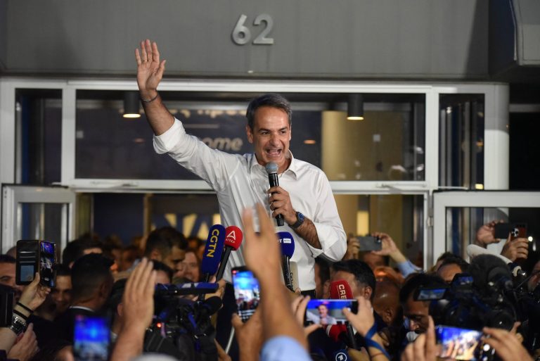 Griekse premier Mitsotakis behaalt grote verkiezingsoverwinning