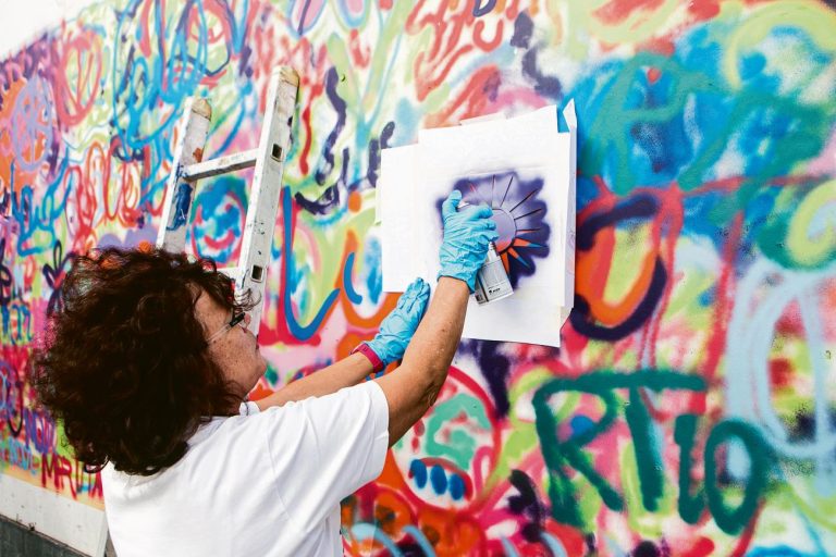 Tatoeages, graffiti en betere seks dan ooit. Nieuwe generatie ouderen breekt met clichés