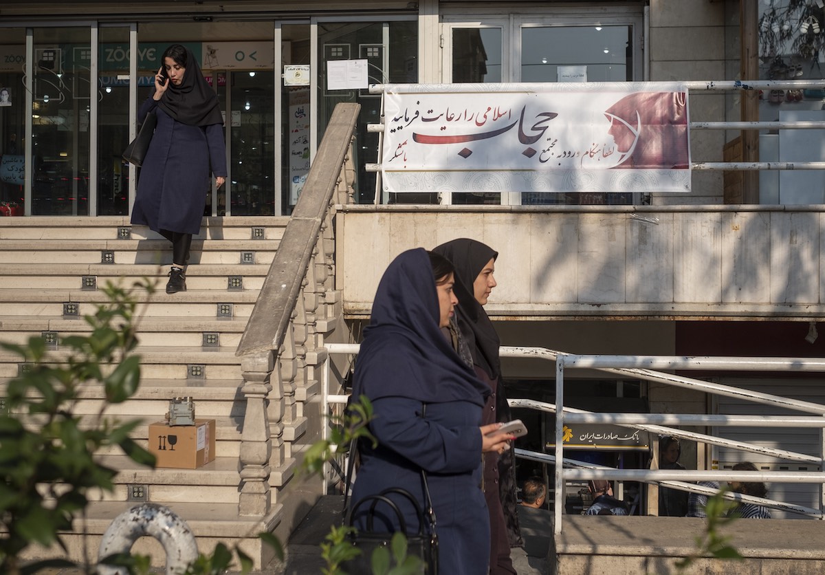 Iran: moraalpolitie gaat hoofddoekwet weer handhaven