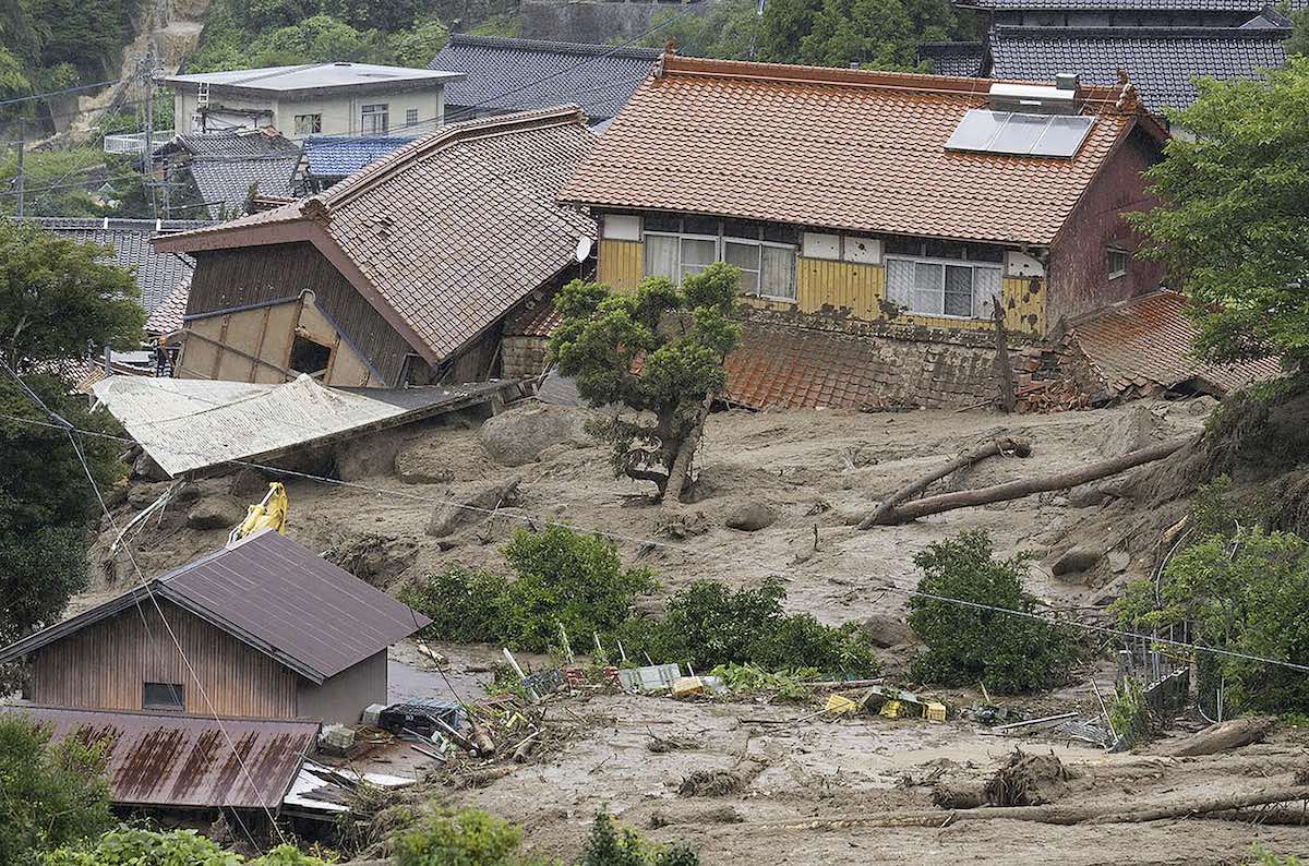 Stortregens en aardverschuivingen in Japan, één dode