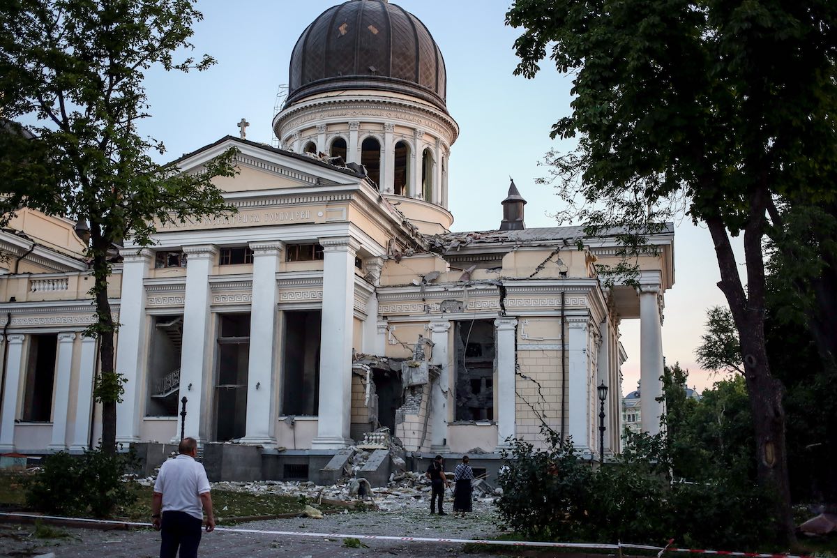 Grote schade aan kathedraal en twee doden bij Russische aanval op Odessa
