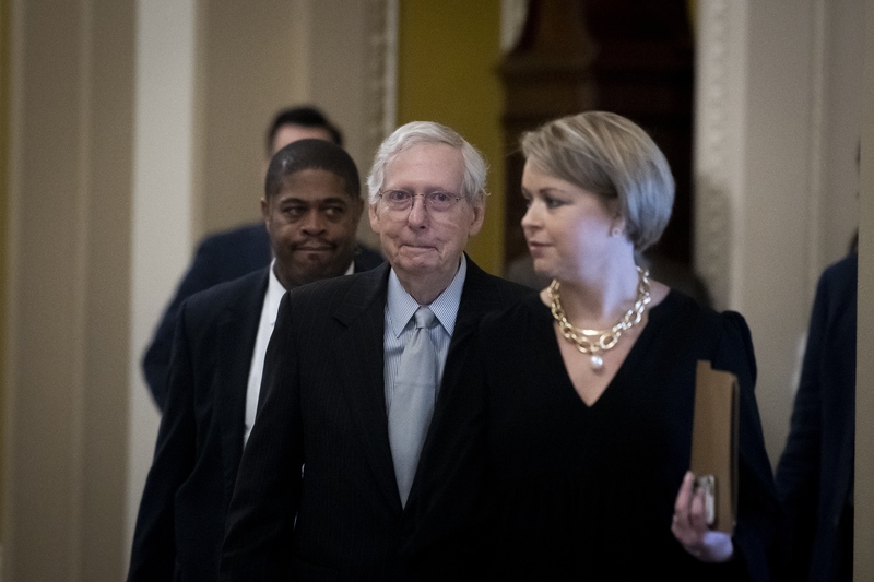 Senator Mitch McConnell verstijft weer, twijfels over zijn gezondheid