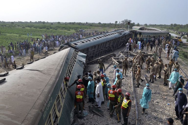 Ten minste 34 doden bij treinongeluk in Pakistan Ten minste 34 doden bij treinongeluk in Pakistan